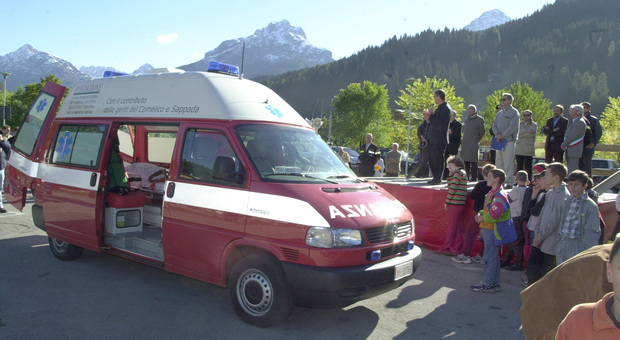 L'ambulanza dei vigili del fuoco del Comelico