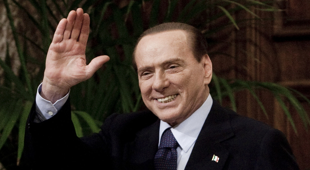 Silvio Berlusconi sarà ricordato con un francobollo: via libera dal Cdm alla proposta del ministro Urso
