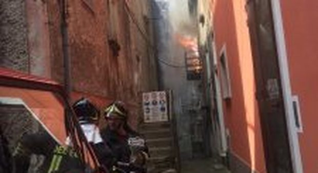 Casa distrutta dalle fiamme, paura nel centro storico