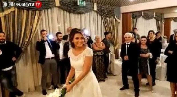 Il lancio del bouquet si trasforma in proposta di matrimonio: il video è virale