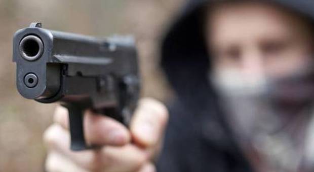 Pistole contro: rapinatori scappano con l'incasso dei ticket sanitari