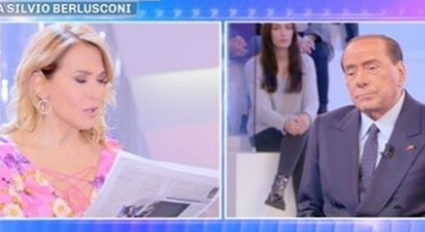 Berlusconi show a Pomeriggio 5: «Grillini pericolosi e buoni a nulla, ma capaci di tutto»