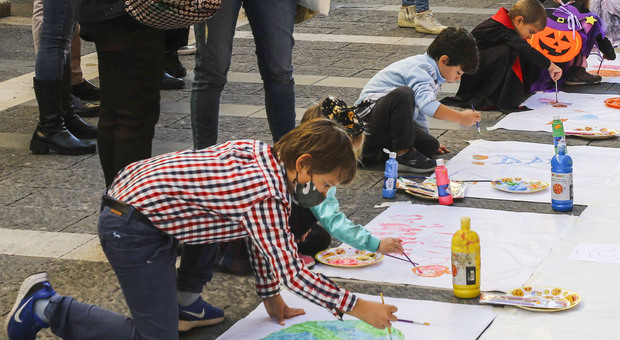 Covid a Napoli, nuova protesta a Santa Lucia: in piazza b&b, mamme e bambini