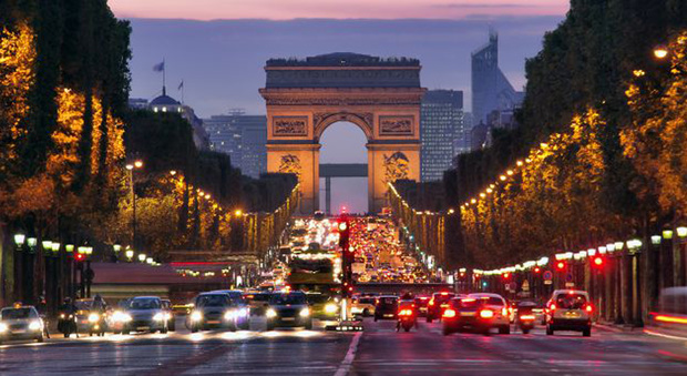 Il centro di Parigi invaso dalle automobili