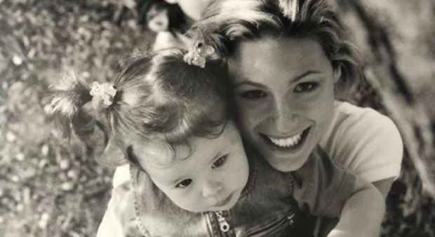 Michelle Hunziker e la tenera foto con baby Aurora: «La mia paciocchina». Su Instagram arriva la risposta