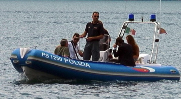 Camionista si ferma a fare il bagno nelle acque del lago di Garda: disperso