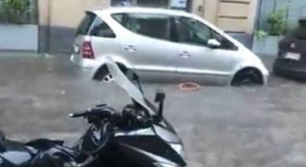 Milano, nubifragio e strade allagate: auto bloccate dalla pioggia