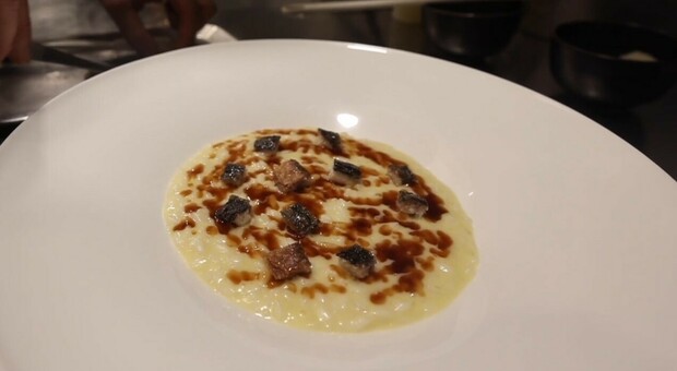 Il primo piatto di Andrea Pasqualucci: risotto anguilla, camomilla, origano e miele per un omaggio alla tradizione