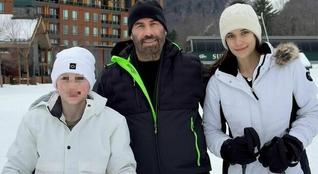 John Travolta, Natale con i figli Ella Bleu e Benjamin: la foto insieme per augurare buone feste