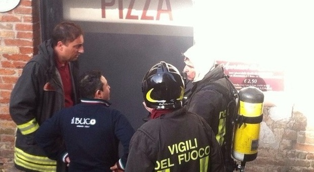 Incendio in pizzeria a Urbino paura anche tra i passanti