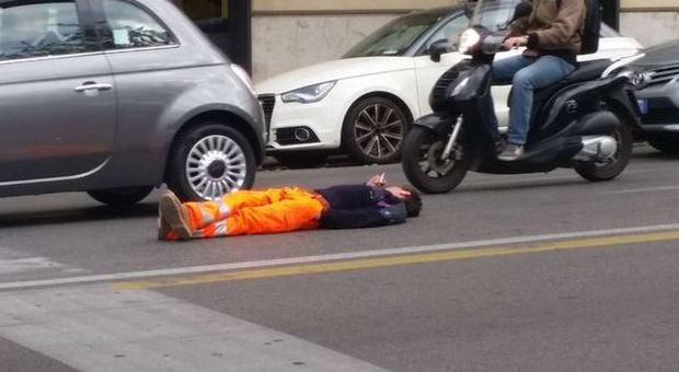 Roma, operaio fuma sdraiato al centro della strada: la pausa lavoro choc