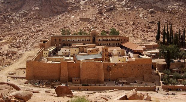 Attentato in Egitto, terroristi assaltano posto di blocco del monastero di Santa Caterina: un morto e 4 feriti