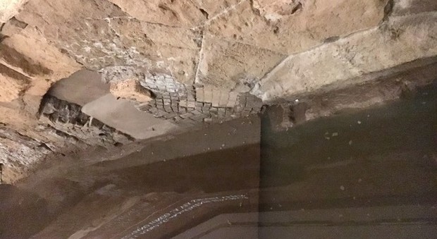 Maltempo a Roma, infiltrazioni negli scavi dell'acquedotto sotto alla Rinascente: rovine allagate
