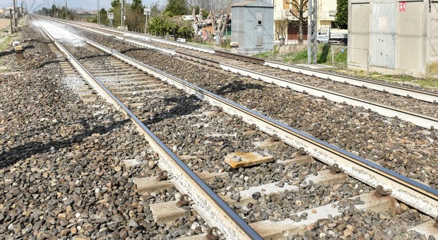 Carrello esce dai binari durante i lavori: interrotta la linea ferroviaria Verona-Trento