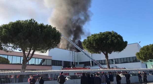Osimo, a fuoco il tetto della Marvit evacuati i dipendenti, incubo nube tossica