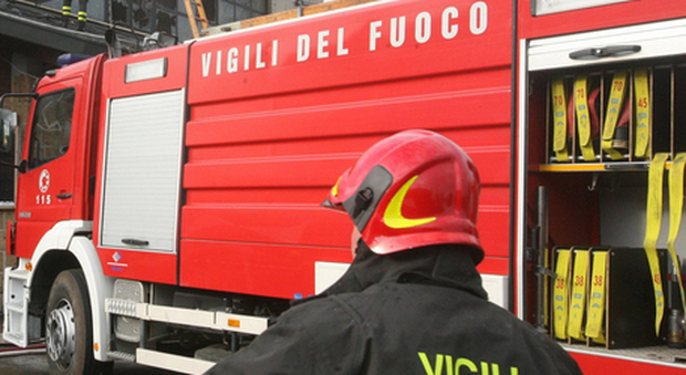 Roma, palazzina a fuoco in via Latina: gente in salvo sui tetti, bimbo intossicato