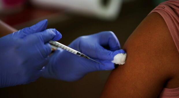 Vaccino, ritardare seconda dose di Pfizer o Moderna può salvare vite: lo studio americano