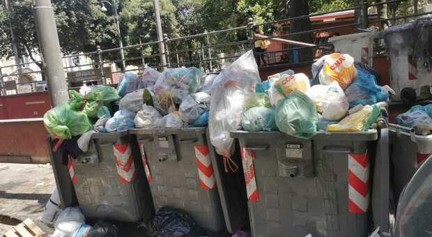 Piazza Cavour, emergenza rifiuti e commercianti sul piede di guerra: «Un territorio allo sbando»