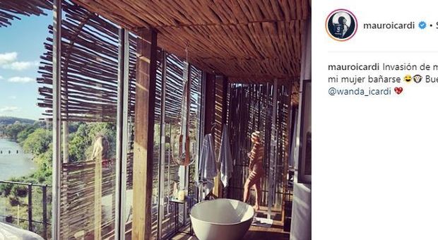 Wanda Nara, safari a luci rosse: Mauro Icardi pubblica la foto della moglie nuda in bagno