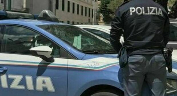 Tenta di rubare un felpa in centro ad Ancona, fermato dal negoziante: denunciato un 37enne