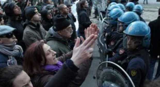 Milano, tensione a lanci di uova allo Stadera: l'estrema destra scende in strada per le case
