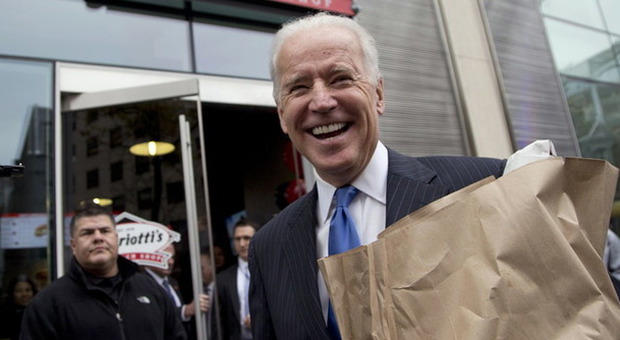 Il vice presidente americano Biden va a comprare i panini ma non ha abbastanza soldi
