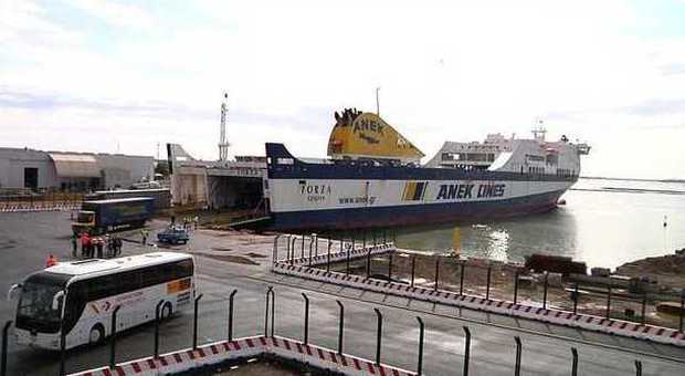 Approda il primo traghetto al terminal dell'Autostrada del mare