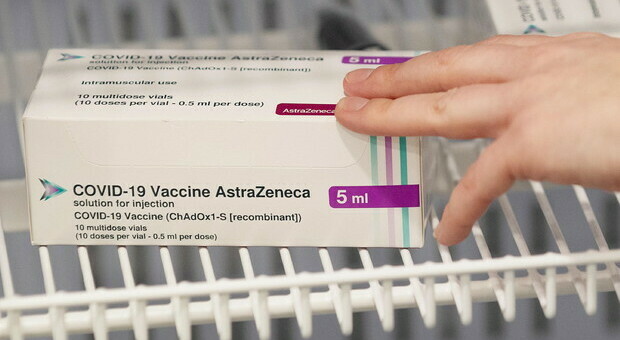 Vaccino AstraZeneca: «La seconda dose va somministrata dopo 10-12 settimane, non prima»