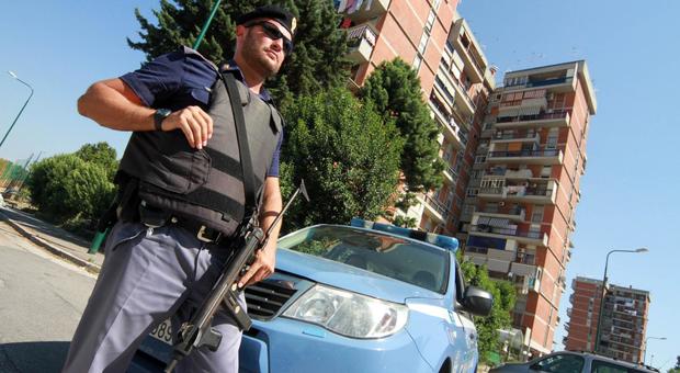 Napoli, poliziotto interviene in una lite e viene accoltellato: arrestato l'aggressore