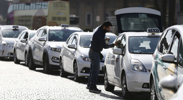 Coronavirus a Napoli, taxi al collasso: crollano gli affari, mille vetture in meno