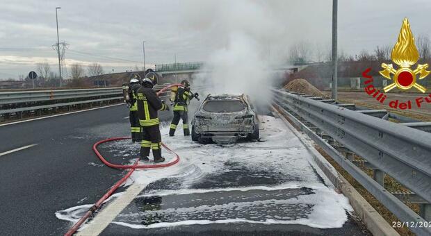 Auto prende fuoco in autostrada, intervento sulla A28