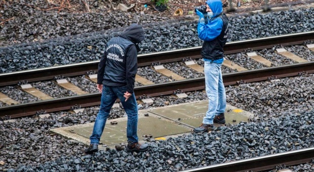 Genova, scappa da un incidente e muore travolto da un treno: attorno al corpo banconote per migliaia di euro