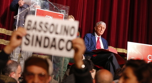 Bassolino, l'ultima mediazione: rivotare nei seggi del caos primarie a Napoli