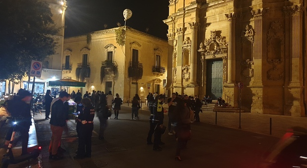 Aggredito e picchiato in centro storico a Lecce: 31enne ferito dopo il furto di una collanina in oro