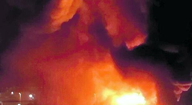 Paura ad Ancona per l'incendio al porto «Fiamme alte 10 metri, sembrava Beirut»