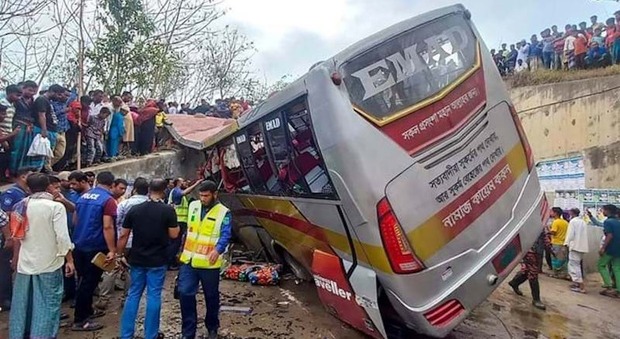 Autobus in corsa cade in un fosso, almeno 19 le vittime in Bangladesh