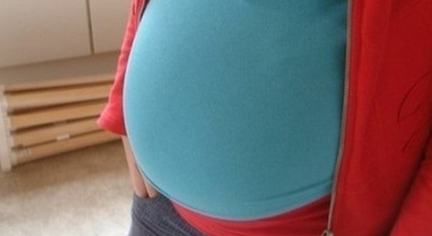 Volano calci e pugni al bar: ragazza incinta finisce all'ospedale