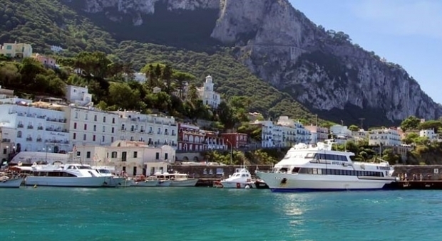 Fase 2: sbarchi a Ischia, Capri e Procida solo in traghetto. Test e quarantena per i non pendolari
