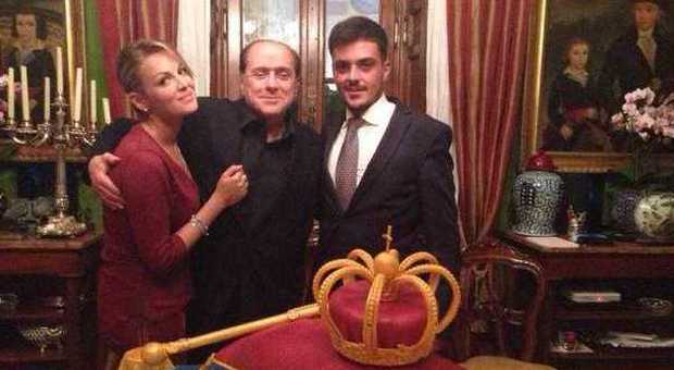 Berlusconi, torta di compleanno con scettro e corona: «Presidente, sei il re dei nostri sogni»
