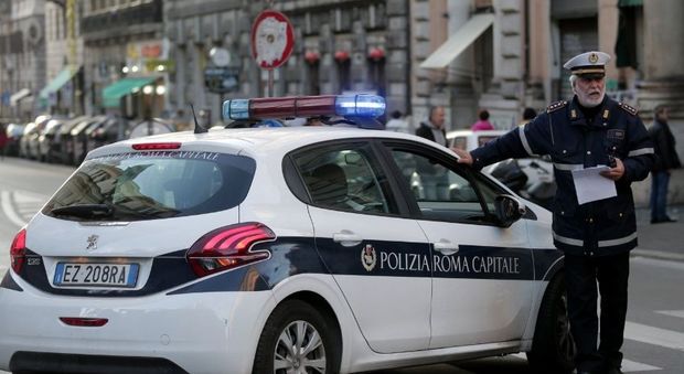 Roma, pedone investito da un'auto a Termini: è grave