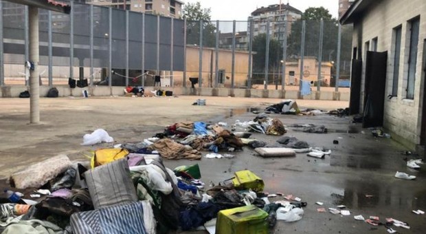 Migranti, rivolta a Bari: materassi bruciati per cercare la fuga. Tre feriti