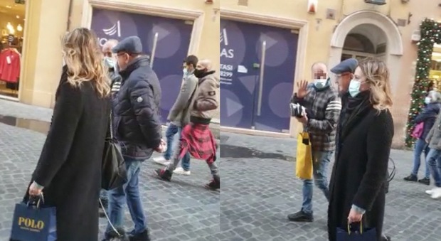 Massimo Boldi regala qualche soldo a un venditore di calzini in via Frattina Video
