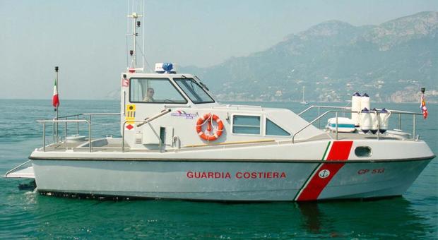 Cilento, barca rischia di affondare: in due salvati dalla guardia costiera