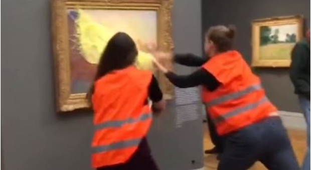 Purè di patate contro un quadro di Monet al museo di Postdam, attivisti imbrattano "Il Pagliaio"