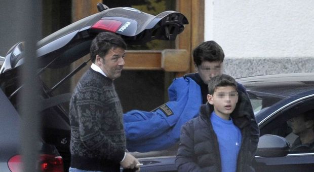 Renzi a Courmayeur con la famiglia, i figli lanciano palle di neve contro i fotografi