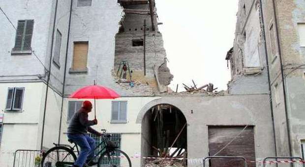 Un edificio parzialmente distrutto a Finale Emilia