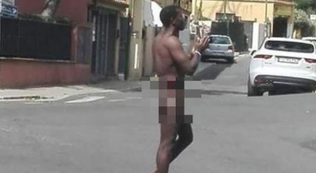 Nigeriano nudo in strada si tocca davanti a una signora, poi prende a pugni i carabinieri