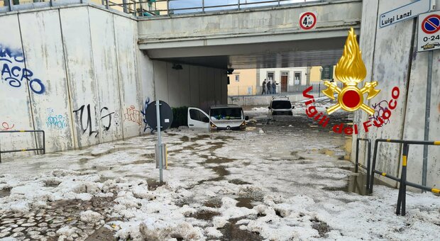 Bomba d'acqua e grandine a Firenze, mezzi sommersi in un sottopasso: inviati i sommozzatori
