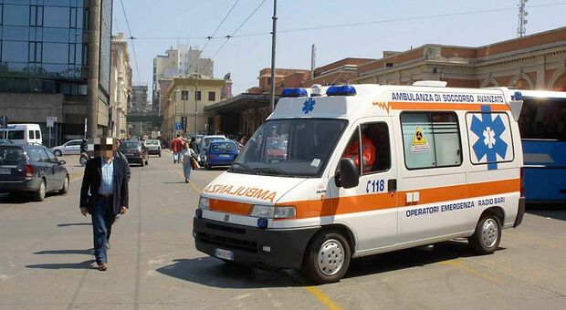 Accoltellato in pieno centro vicino all'Università di Bari: 50enne in ospedale