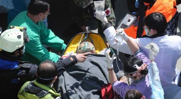 Taiwan, dopo 50 ore sotto le macerie salvate una bimba di 8 anni e tre adulti: ancora 100 dispersi